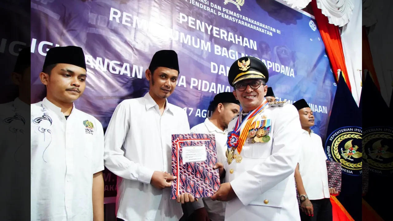 Warga Binaan Rutan Batusangkar secara simbolis terima remisi dari Bupati Eka Putra